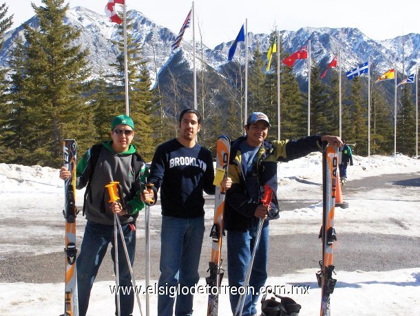 Hiram Hernandez, Ricardo Michel y Jose Angel Puente en el Parque Olimpico de Nakiska, Alberta, Canada. 01 de octubre 2007