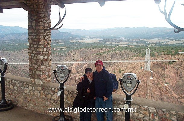 Miguel Angel García y Cyntia Aracely Soria de García en el Royal Gorge Bridge & Park en Canon City, CO. Es el puente colgante más alto del mundo.