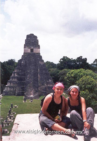 Irazema López, Karol Montemayor en las Ruinas de Tikal en la region de Peten, Guatemala.