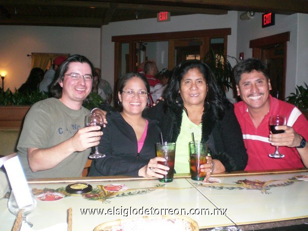 Isaac Balderas, Consuelo Perez, Emmett Guzman y Miriam Balderas de Guzman disfrutando de los ultimos dias de mi embarazo con una rica cena en el Olive Garden en Chicago IL donde radico