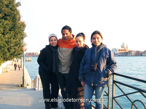 La torreonense, Laura Lucia Peña Lavin, acompañada de sus amigos Rodolfo Armijo Barrera, Lulu Robledo Canales y Paola Limones Strickland; disfrutando sus vacaciones por Venecia, Italia