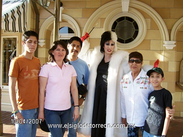 Luis Carlos,Tina,Salvador;Sra.Tony y Beto Figuerola de Vacaciones en Disney el Los Angeles California en Abril de 2007.