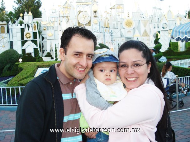 Oscar Mota, María Arias y el pequeño Aidán Mota en Disneylandia en California. Septiembre 2007