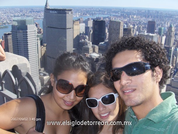 Paty Seceas, Analilia Robles y Victor Lerma en New York, NY la foto fue tomada en Top of the Rock, 30 Rockefeller Plaza. 1 de Septiembre de 2007