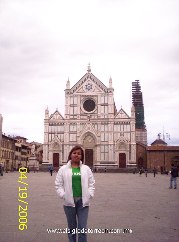 Rosa Isela Chavarria en la Basílica de las Flores. Florencia, Italia. Abril 06