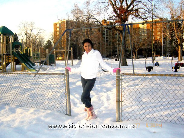 Brenda Araceli Morales Castillo en una de las tormentas de nieve en el 07 de Denver Co. U.S.A Foto enviada por Flavio Cesar Romero