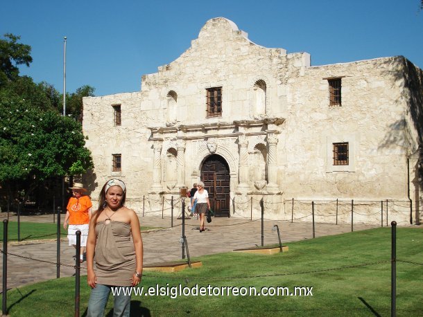 Rosy Sanchez visita al Álamo en la Cd. de San Antonio, Texas en septiembre del 2007.