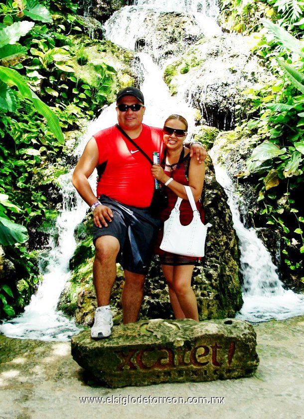 Rosy y Juan Castañeda en su cuarto aniversario de bodas en el Santuario de las mariposas en Xcaret 2006.