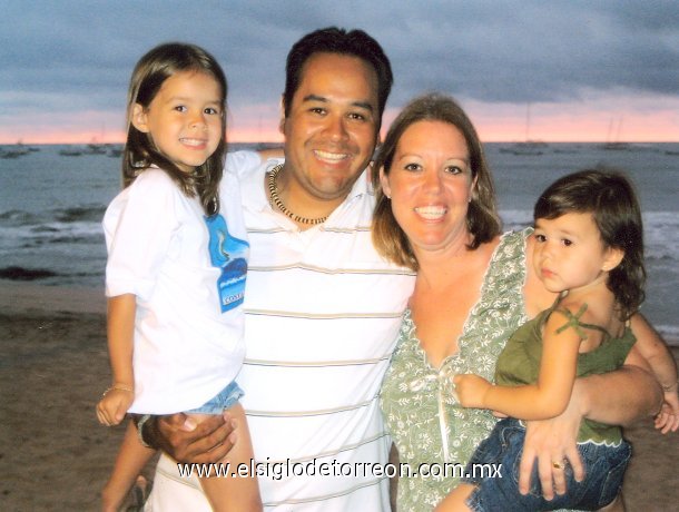 Carlos Alberto Ramírez Mejía, Saya, Lauryn y Sophia Ramírez durante sus vacaciones por Costa Rica.