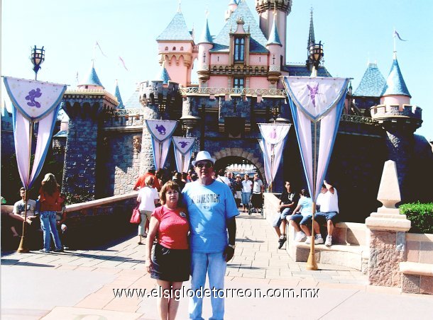 Hilda Muslera de Alcalá y Gerardo durante su visita por Disneylandia.