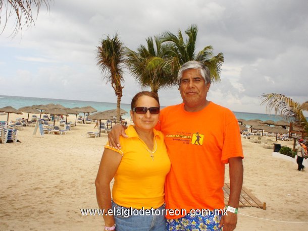 Lourdes Güereca de Hernández y Mario Hernández en su reciente visita a la Riviera Maya.