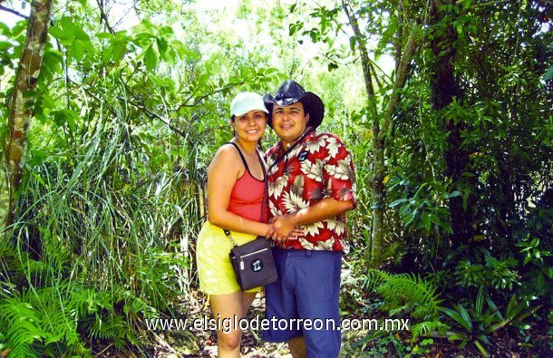 Mariana González Cardosa y Pedro Ybarra Garza durante su luna de miel en Miami, Florida.