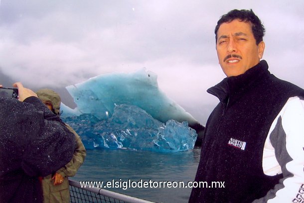 Raúl Elizondo Balderas disfrutando del bello paisaje que brinda Sitka, Alaska.