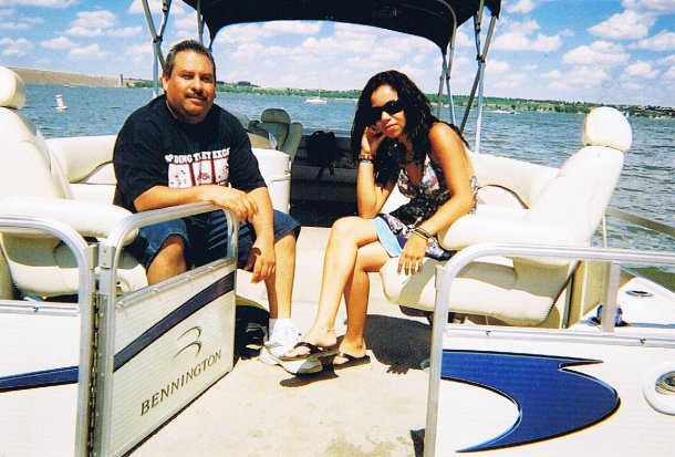 Flavio Cesar Romero y su cuñada Maria Guadalupe Morales en un yate en el lago de Cherry Creek de Denver Co. USA en el verano del 07