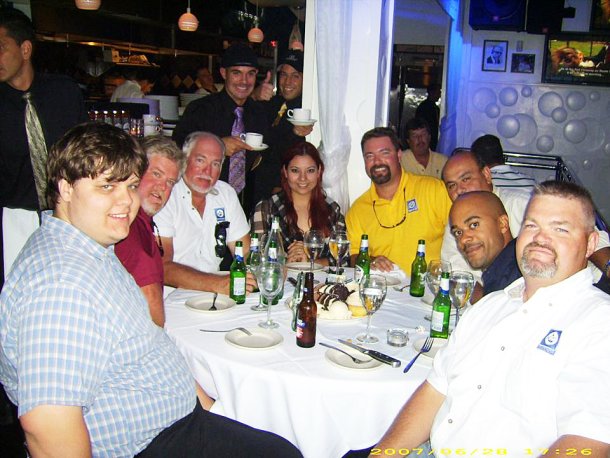 Ing. Paola Limones, lagunera residente en GA, con los ing. R2T. George Ajey, Geoffrey Davidson, Chad Lill, Richard Hall, Shane Fletch, Gary y Jeff Mcmains. Celebrando en un restaurante italiano en Palm Beach