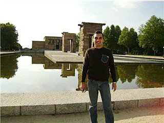 Luis Garcia de viaje en madrid españa en el templo de debod octubre del 2007