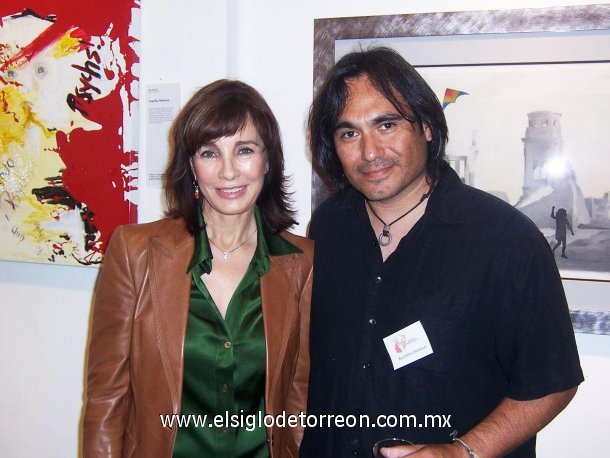 Artista plástico Agustin Castillo Y Actriz Anne Archer en Exposición Internacional Artist for Human Rights en Santa Monica, California