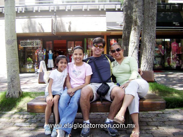 Carlos y Yasmín garcia acompañadas de sus hijas mariana y Andrea García en un paseo por Aspen Colorado