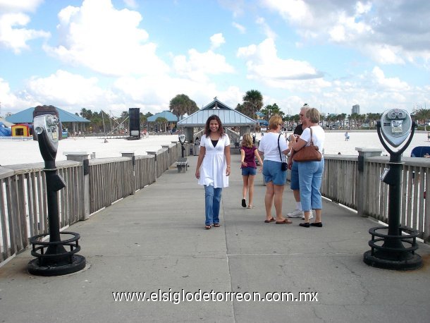 Graciela Mendoza en el Pier 60 Clearwater Beach, donde radica actualmente.