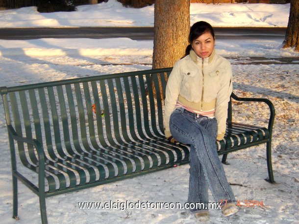 Lupita Morales Castillo en una de las nevadas de Denver Co. en el 07. Esta feliz porque proximamente va a ser mamá. Foto enviada por Flavio Cesar Romero, lagunero en Denver Co.USA