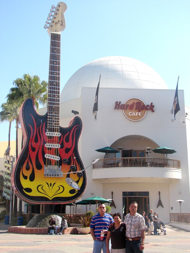 Familia Saucedo Ceniceros de paseo por City Walk Universal Studios Hollywood. Octubre 2007.