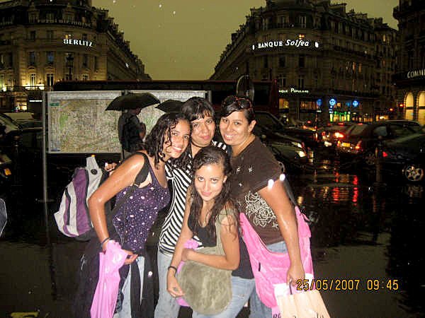 Lupita mota mendez disfrutando paris de noche con unas amigas en mayo de 2007 ella en una lagunera radicada en chihuahua