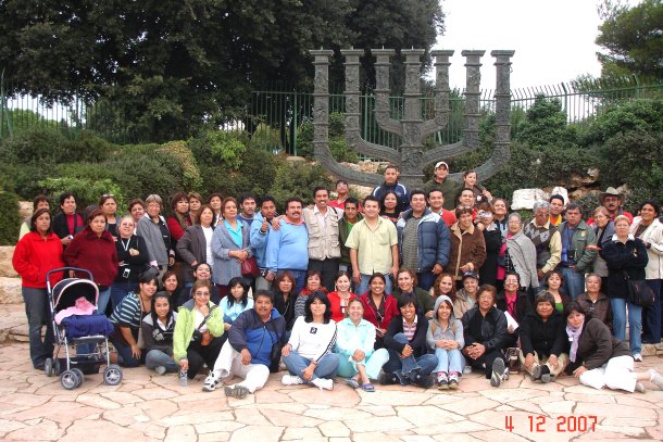 José Manuel López Chairez envia la foto de Laguneros en Israel celebrando las festividades del Hannuka. (Fiesta de luces.)