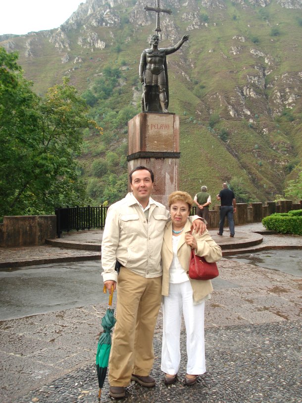 Miguel Puignau y su mamá en una foto de Barcelona tomada recientemente en vacaciones.