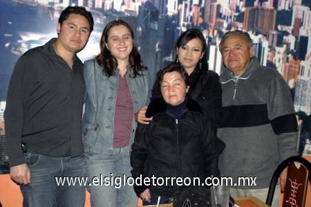 02032007 
Alejandro León, Brenda Soto, Miguel León, Carmen y Betzabet de León.