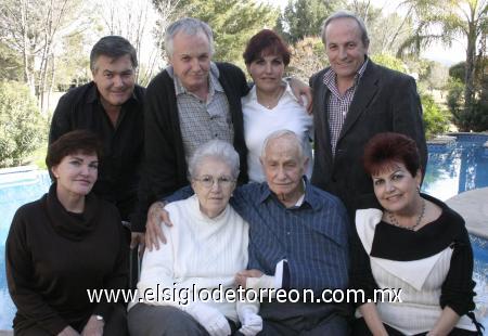 03032007
René Zermeño Humphrey y Nora Wigand de Zermeño celebraron su 60 aniversario de bodas, al lado de sus hijos y demás familiares.