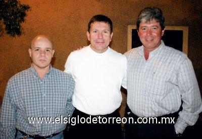 Pedro Fernández, Carlos González Castañón y Guillermo Saldaña.