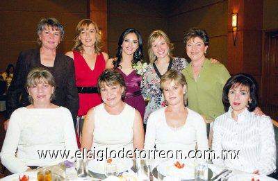 Silvia Villalobos, Ana Cristina Cantú de Ruiz, Silvia G. de Martínez, Luz María Villalobos de Ruíz, Nelly de David, Maru de Zavala, Mayela de Meri y Lupita de Villalobos acompañando a la novia.