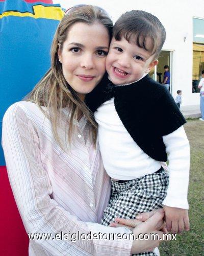 Alejandra Martínez de López con su hija Andrea López Martínez.