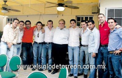 MUCHAS FELICIDADES
Ángel Ramos, Roberto Madero, Carlos Jaidar, Oscar Russek, Javier Aguilera, Chuy Iza, José Cantú, Damián Aguilera, Sergio Lastra, Adrián Aguilera y David Obeso.