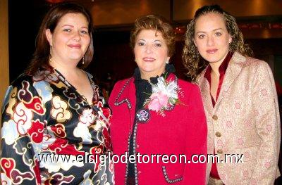 FESTEJA EN GRANDE
Cecilia Iriarte Jalife, Celia Jalife de Iriarte y Claudia González de Iriarte.