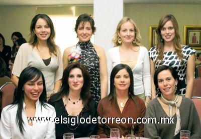 La futura novia con sus amigas Liliana Gómez de Carzó, Marcela Gutiérrez de Carzó, Liliana Meza de Ávalos, Adriana Torres de Russek, María Rosa Medina de Camacho, Montserrat Encinas y Marala Sánchez de Garza.