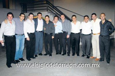 El director de Espacio Abierto, Ricardo Robles Ramos, junto a sus amigos, Jorge Jalife, Iván Garza Tijerina, Alejandro Veyán, Alejandro Garza, Jesús Bitar, Pedro Valdés, Antonio Juan Marcos, Juan Carlos Gómez, Humberto Ruiz y Carlos Sada.