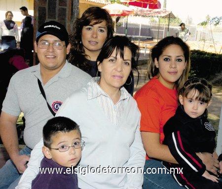 04032007 
Guadalupe Blanco de Martínez, con sus hijos Carlos y Viviana Martínez Blanco, Karla de Martínez, sus nietos Carlitos y Teresita Martínez Bañuelas.