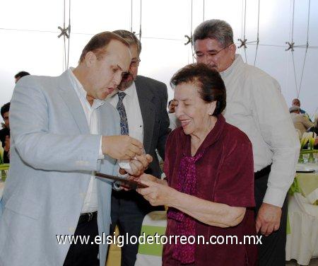 04032007 
La señora Beatriz Ruiz de González recibió reconocimiento por 67 años de trabajo en El Siglo de Torreón.