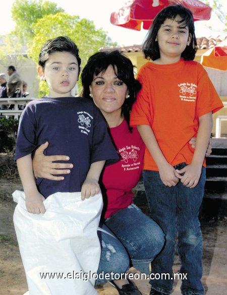 04032007 
Laura de Abraham, acompañada de sus hijos Nicolás y Mariana.