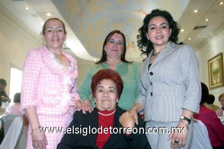 04032007 
Margarita Robledo de Cuéllar celebró su onomástico, acompañada de sus hijas Isabel, Blanca y Verónica Cuéllar.