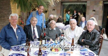 09032007 
Mariano Barraza junto a Jesús Salas, Manuel Díaz de León, Víctor Castro, Roberto Cepeda y Julio Salas Rosales, el día que celebró su cumpleaños.