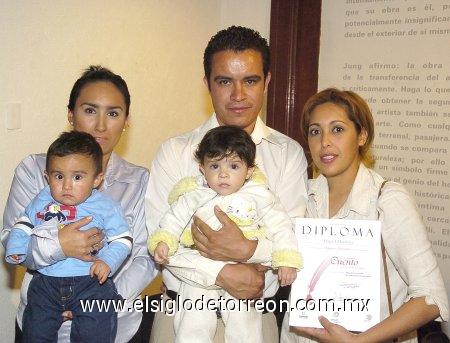 05032007
Sandra Martínez, Gerardo Pérez, Daniel Martínez, Abigaíl Martínez y Mariel Favela de Martínez.