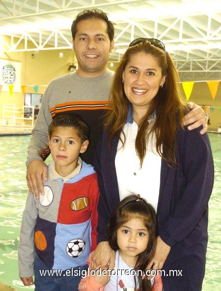 06032007
Anabel Rodríguez de Iglesias, Arturo Iglesias y los niños Ana Giselle y Yael Arturo.