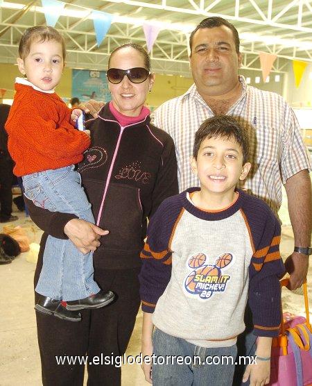 06032007
José Alan Romo, Claudia Izquierdo de Romo y sus hijos Alan e Itzel Romo.