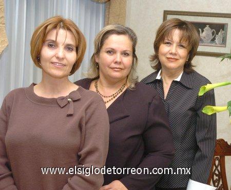 07032007
Carmen de Alonso, Alejandra de González y Lupita de Pereyra, en la reunión del Club de Jardinería Margarita.