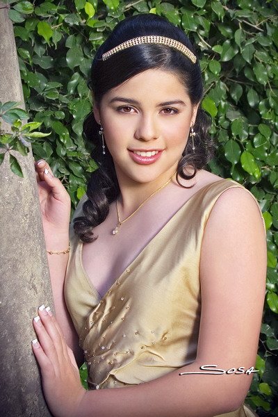 Srita. Silvia Melissa Galindo Garza, en una fotografía de estudio con motivo de sus quince años.