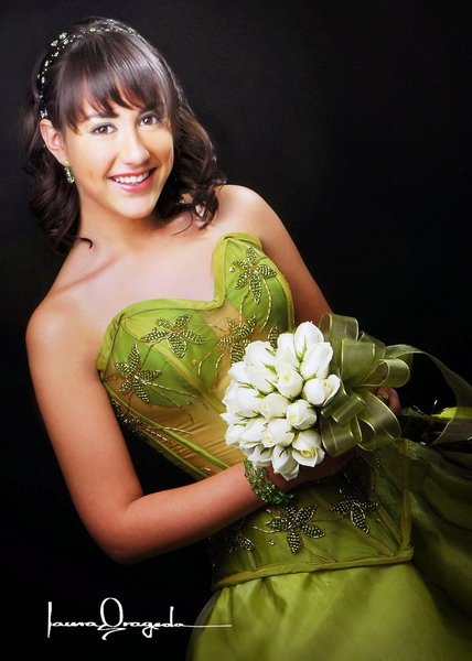 Srita. Virginia Luisa Cruz Arellano, en un estudio fotográfico con motivo de sus quince años.