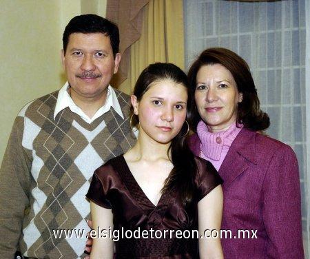 11032007 
Cristina González de Alba junto a sus padres, César González y Carolina de Alba.