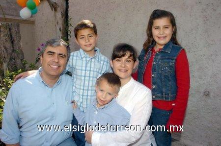 11032007
Rico Muñoz Von Bertrab en compañía de sus padres, Ricardo y Karla Muñoz y sus hermanos María Amelia y Adolfo.